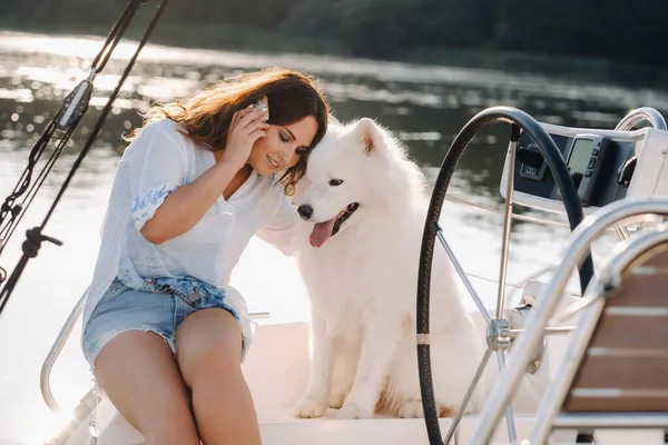 Счастливая Женщина Большой Белой Собакой Белой Яхте Море — стоковое фото