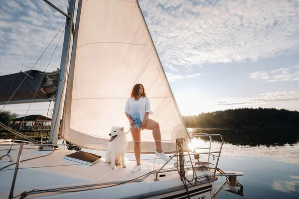 Lycklig Kvinna Med Stor Vit Hund Vit Yacht Havet — Stockfoto