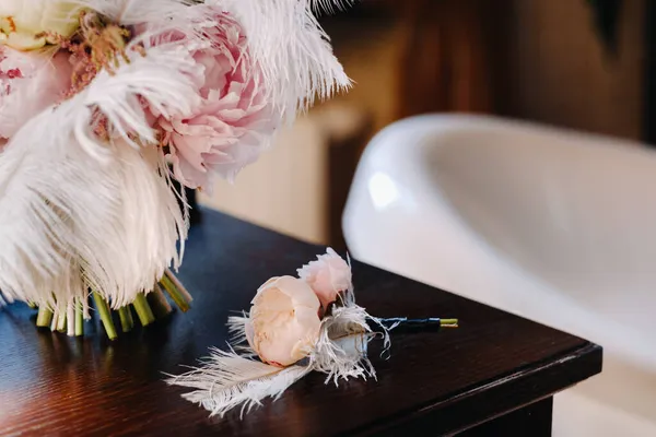 Ramo Boda Novia Rosas Decoradas Con Plumas Blancas Boutonniere —  Fotos de Stock