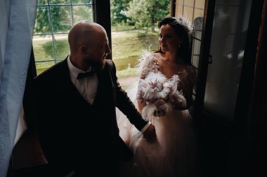 Nesvizh şehrindeki eski şatonun içinde zarif bir düğün çifti..