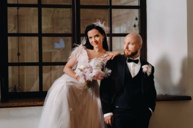 Nesvizh şehrindeki eski şatonun içinde zarif bir düğün çifti..