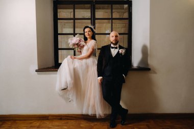 Nesvizh şehrindeki eski şatonun içinde zarif bir düğün çifti..