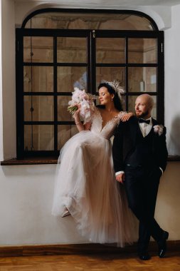 Nesvizh şehrindeki eski şatonun içinde zarif bir düğün çifti..