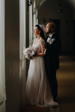 Nesvizh şehrindeki eski şatonun içinde zarif bir düğün çifti..