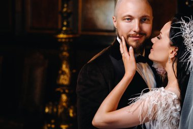 Nesvizh şehrindeki eski şatonun içinde zarif bir düğün çifti..