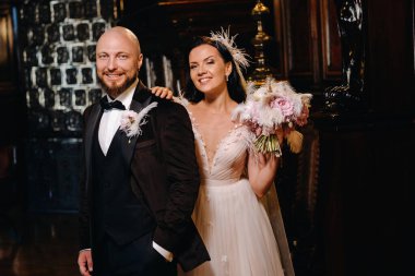 Nesvizh şehrindeki eski şatonun içinde zarif bir düğün çifti..