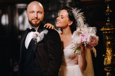 Nesvizh şehrindeki eski şatonun içinde zarif bir düğün çifti..