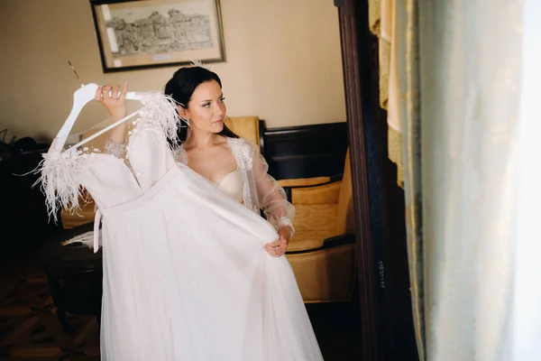 Наречена Одягнена Будуар Прозора Сукня Нижню Білизну Тримає Руках Весільну — стокове фото