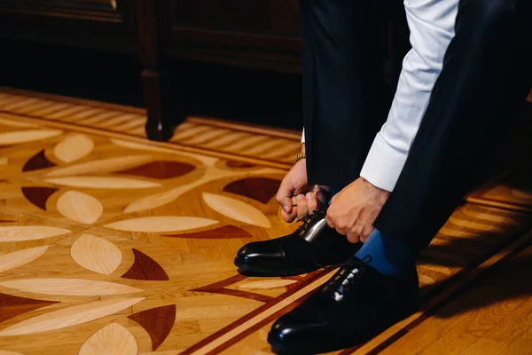 Damat düğün ayakkabılarını giyiyor. Damat elleri hazırlanıyor..