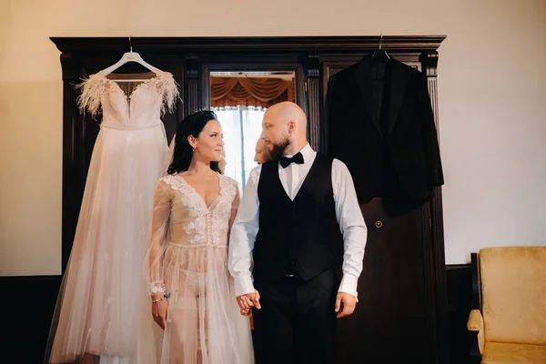 Νύφη Εσώρουχα Boudoir Ντύνει Τον Γαμπρό Στο Εσωτερικό Του Ξενοδοχείου — Φωτογραφία Αρχείου