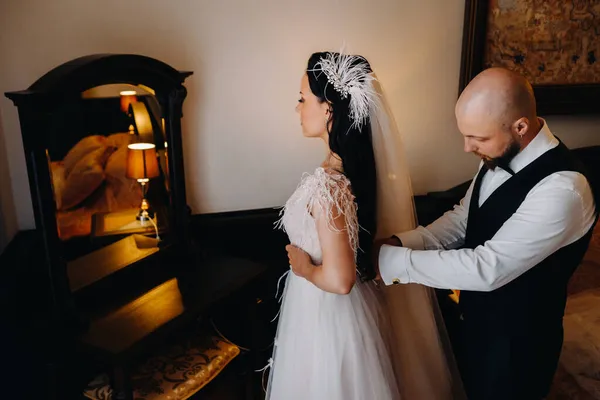 Ранок Нареченої Наречений Допомагає Одягнути Наречену Весільну Сукню — стокове фото