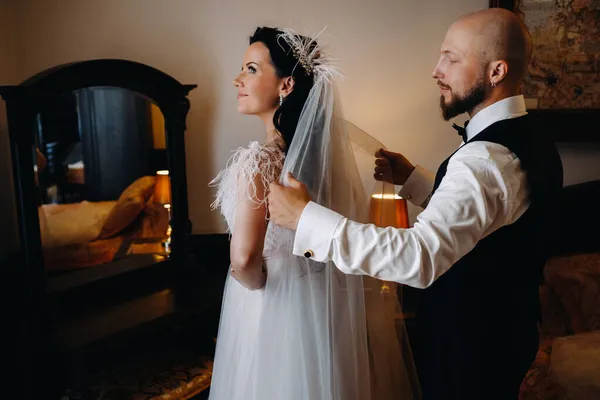 Menyasszony Reggele Vőlegény Segít Menyasszonyt Esküvői Ruhába Öltöztetni — Stock Fotó