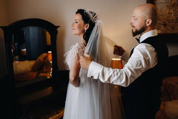 Morning Bride Groom Helps Dress Bride Wedding Dress — Stock Photo, Image