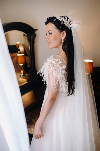 Retrato Noiva Vestido Noiva Interior Casa Perto Espelho — Fotografia de Stock
