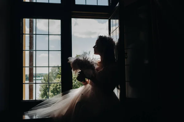 Невеста Свадебном Платье Букет Сидит Открытого Старого Окна Смотрит — стоковое фото