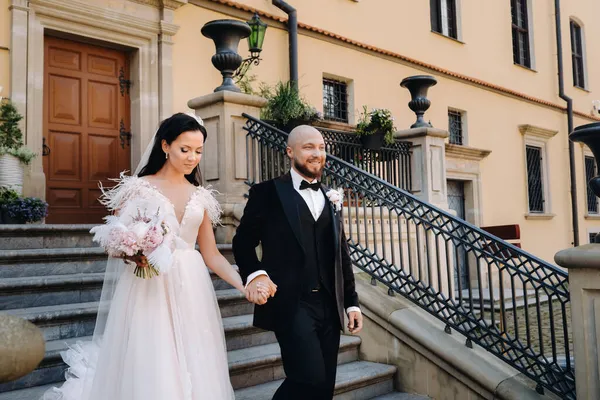 Braut Und Bräutigam Gehen Die Treppe Des Schlosses Nesvizh Hinauf — Stockfoto