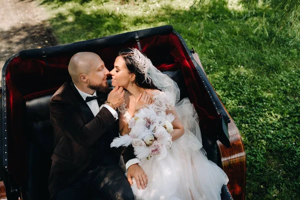 Les Mariés Avec Bouquet Sont Assis Dans Une Voiture Dans — Photo