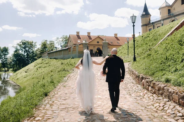 Вид Сзади Невеста Жених Идут Каменной Дороге Замку — стоковое фото