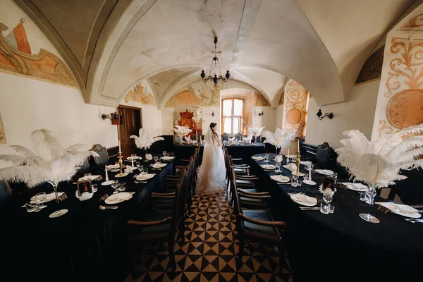 Eine Stilvolle Braut Einem Brautkleid Inneren Eines Restaurants Mit Federn — Stockfoto
