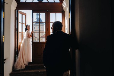 Nesvizh şehrindeki eski bir şatonun balkonunda zarif bir çift..