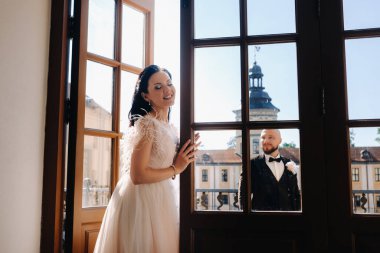 Nesvizh şehrindeki eski bir şatonun balkonunda zarif bir çift..