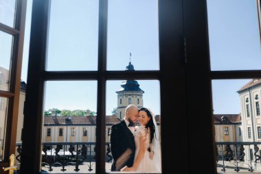 Nesvizh şehrindeki eski bir şatonun balkonunda zarif bir çift..