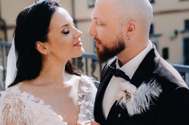 Nesvizh şehrindeki eski bir şatonun balkonunda zarif bir çift..