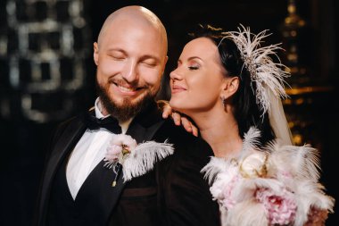 Nesvizh şehrindeki eski şatonun içinde zarif bir düğün çifti..