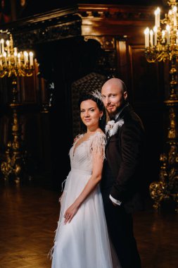 Nesvizh şehrindeki eski şatonun içinde zarif bir düğün çifti..