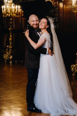 Nesvizh şehrindeki eski şatonun içinde zarif bir düğün çifti..