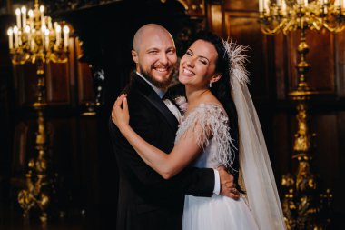 Nesvizh şehrindeki eski şatonun içinde zarif bir düğün çifti..