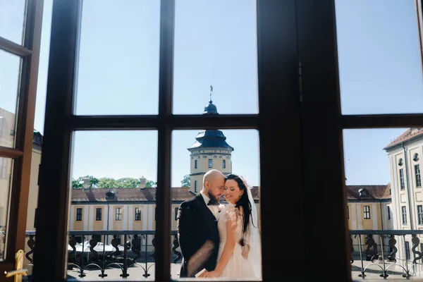 Nesvizh şehrindeki eski bir şatonun balkonunda zarif bir çift..