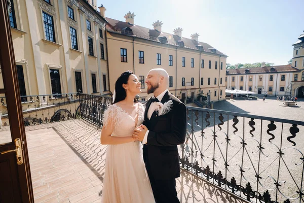 Nesvizh şehrindeki eski bir şatonun balkonunda zarif bir çift..