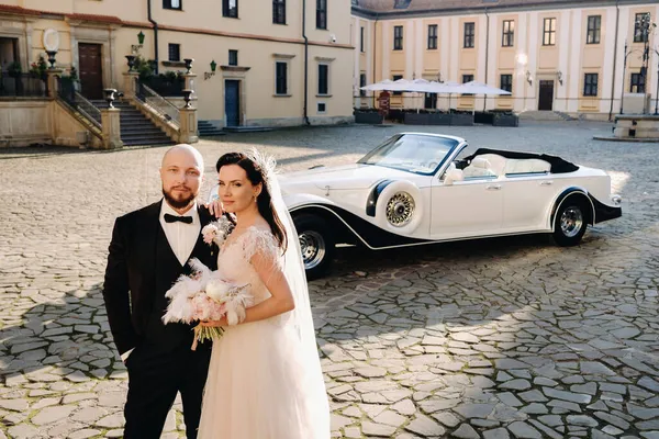 Elegantes Hochzeitspaar Burghof Der Nähe Eines Retro Autos — Stockfoto