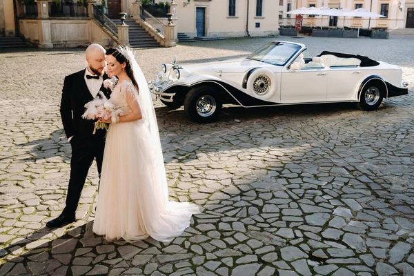 Elegantes Hochzeitspaar Burghof Der Nähe Eines Retro Autos — Stockfoto