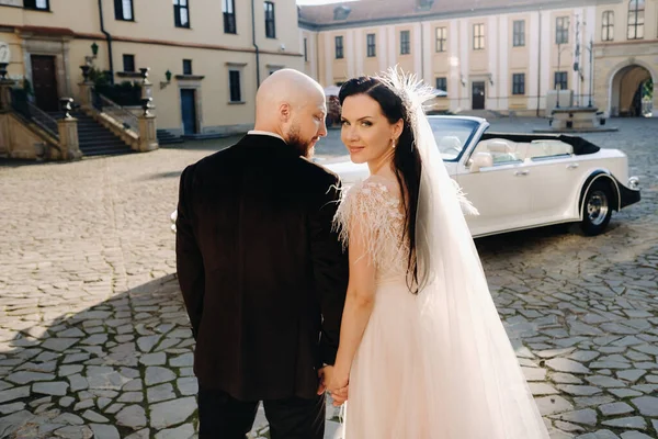 Elegant Bröllopspar Gården Slottet Nära Retro Bil — Stockfoto