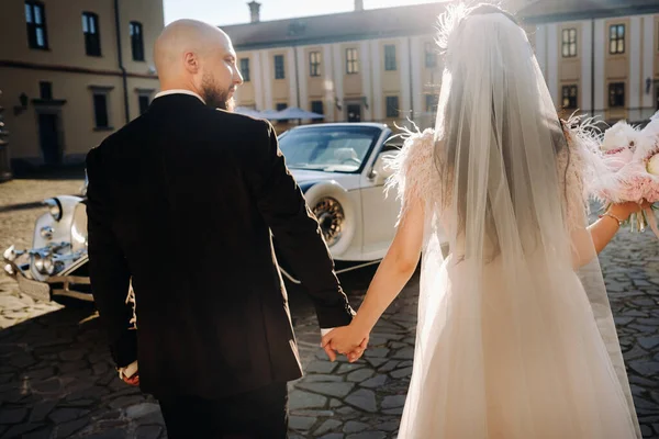 Ein Elegantes Hochzeitspaar Burghof Hält Händchen Einem Retro Auto — Stockfoto