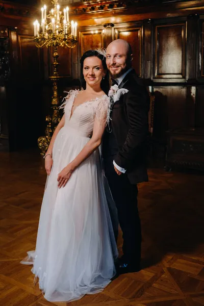 Nesvizh şehrindeki eski şatonun içinde zarif bir düğün çifti..