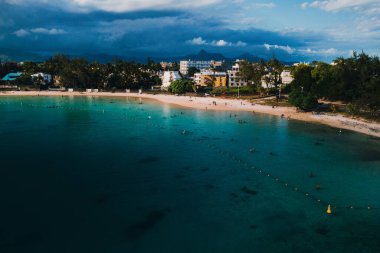 Mauritius Adası 'nın doğu kıyısının havadan görüntüsü. Mauritius Adası 'nın güzel gölü yukarıdan vuruldu. Turkuaz gölde tekne gezintisi..