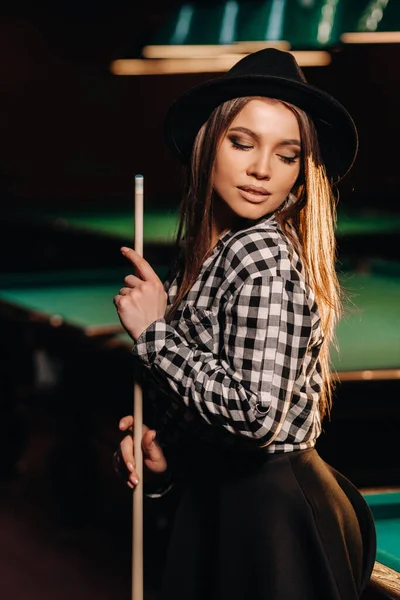 Girl Hat Billiard Club Cue Her Hands Pool Game — Stock Photo, Image