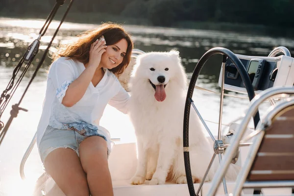 Счастливая Женщина Большой Белой Собакой Белой Яхте Море — стоковое фото