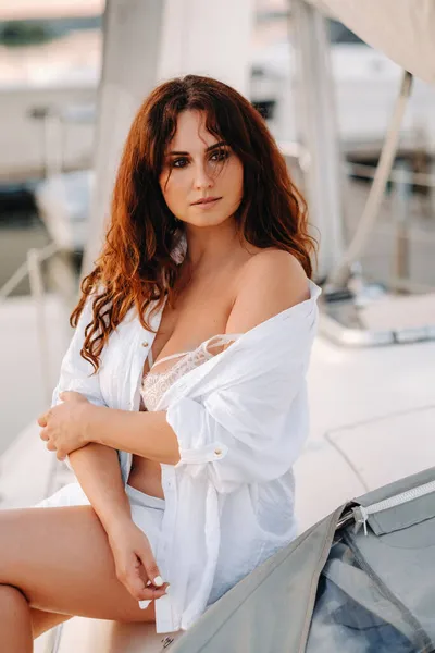 Sexet Kvinde Hvid Skjorte Nyder Solnedgangen Hendes Private Hvide Yacht - Stock-foto