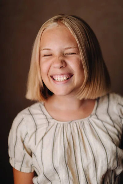 Ett Lyckligt Barn Liten Flicka Grå Shirt Beige Bakgrund — Stockfoto