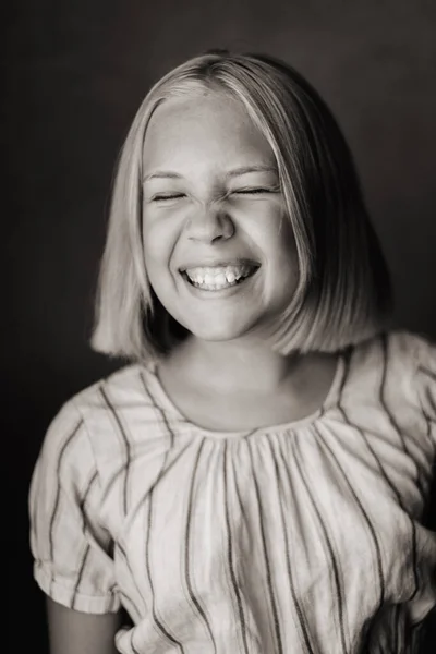 Ett Lyckligt Barn Liten Flicka Grå Shirt Beige Bakgrund Svartvitt — Stockfoto