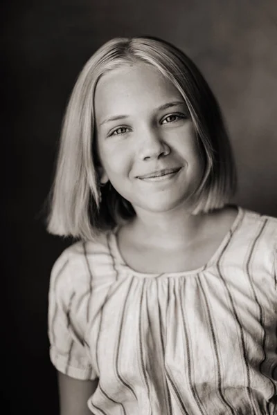 Ein Glückliches Kind Ein Kleines Mädchen Einem Grauen Shirt Auf — Stockfoto