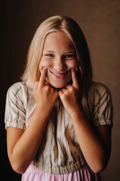 Ett Lyckligt Barn Liten Flicka Grå Shirt Beige Bakgrund — Stockfoto