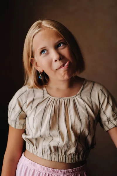 Uma Criança Feliz Uma Menina Uma Camiseta Cinza Fundo Bege — Fotografia de Stock