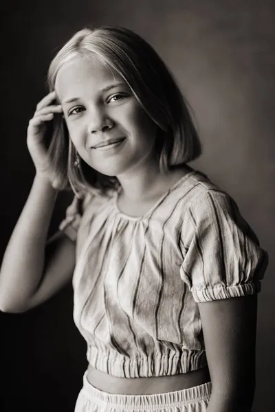 Szczęśliwe Dziecko Mała Dziewczynka Szarej Koszulce Beżowym Tle Czarno Białe — Zdjęcie stockowe