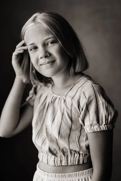 Uma Criança Feliz Uma Menina Com Uma Shirt Cinzenta Num — Fotografia de Stock