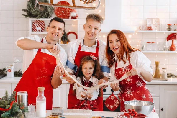一家人站在厨房里 圣诞节前手里拿着钱 — 图库照片